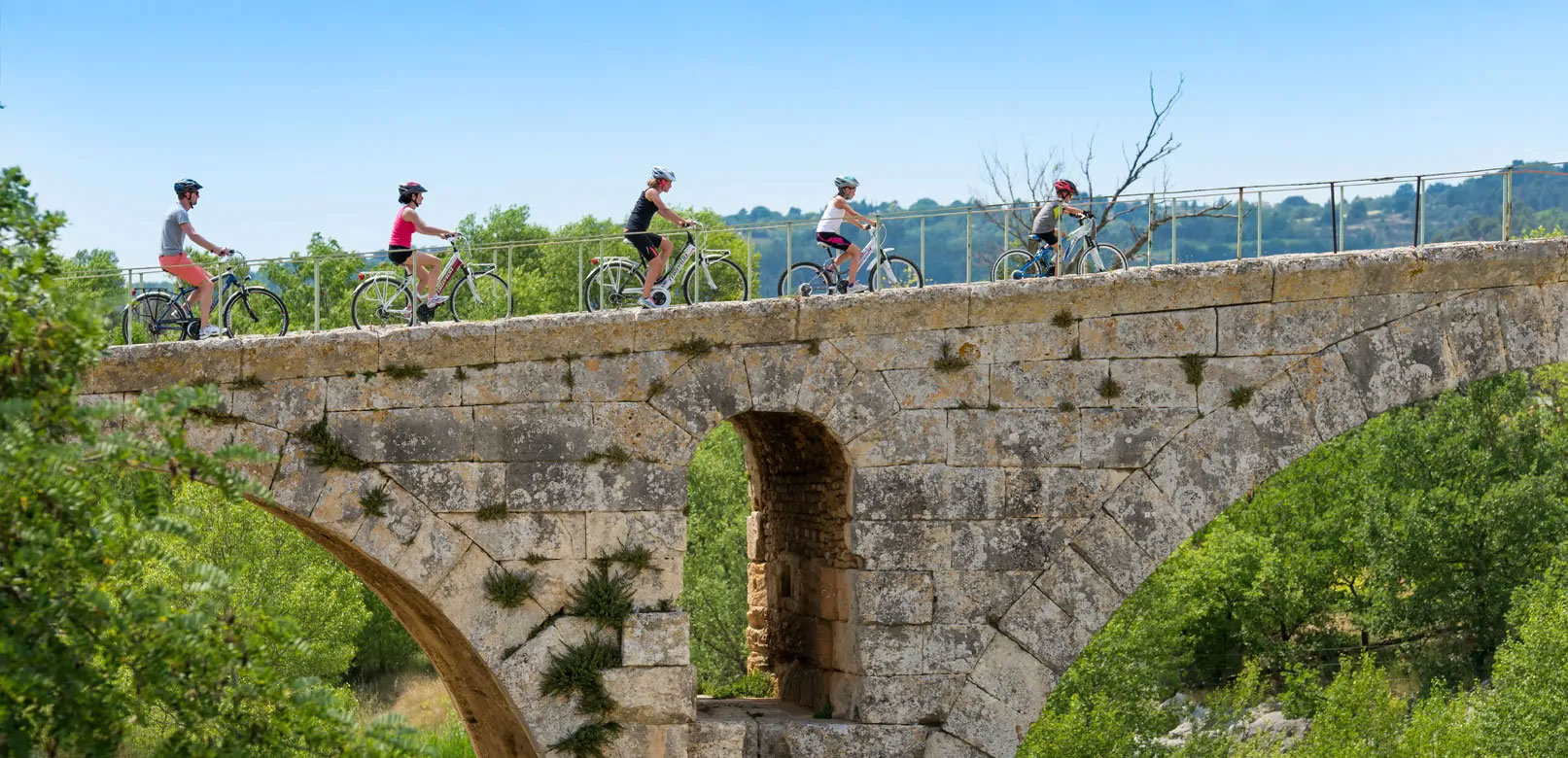 Pont Julien sur la Méditerranée à vélo © Colombe Prod