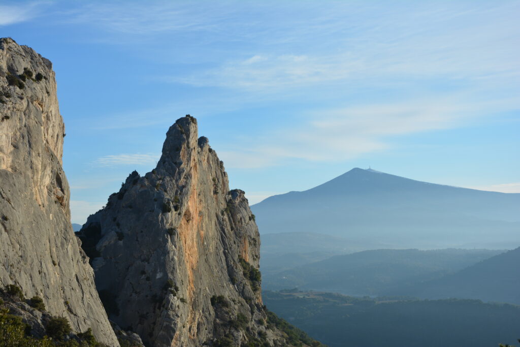 Bergmassief de Dentelles de Montmirail met uitzicht op de Mont Ventoux