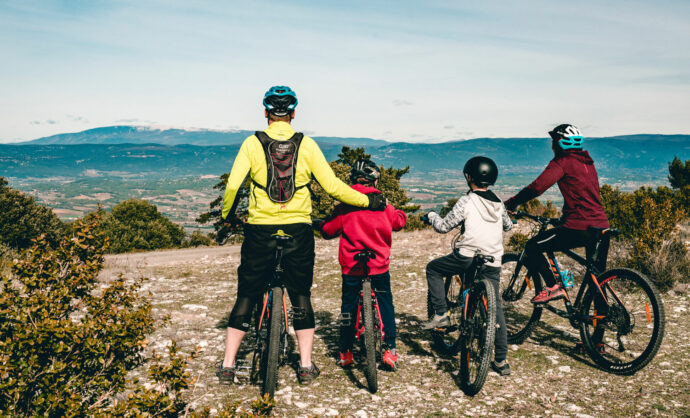 Famille à VTT devant le Ventoux