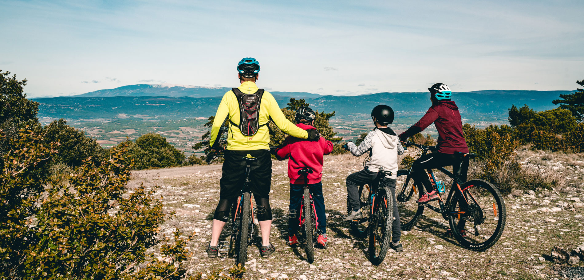 Famille à VTT devant le Ventoux © O’Brien