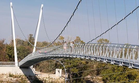  een onlangs aangelegd bruggetje